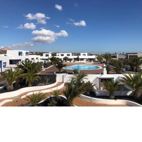 Two bedroom apartment with a communal pool in Puerto Calero