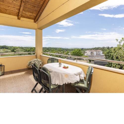 Two bedroom apartment with shared swimming pool near Rovinj