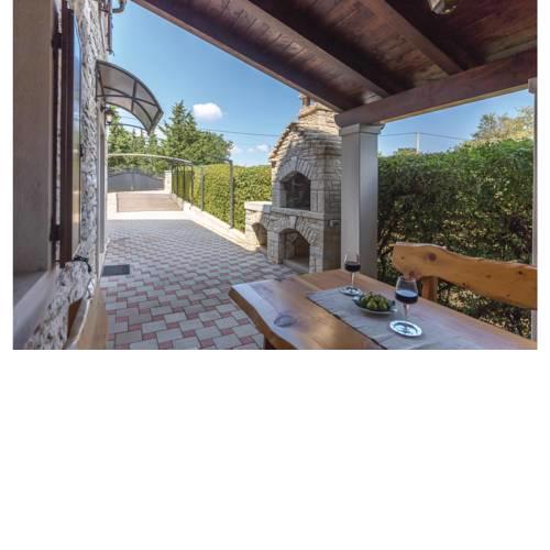 Two-Bedroom Holiday home with a Fireplace in Barban