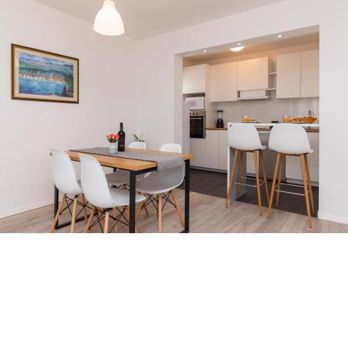 Two Flowers Luxury Apartment