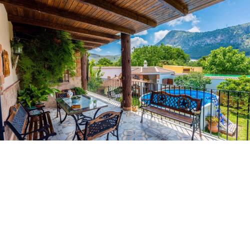 Two storey holiday home for nine people with covered barbeque