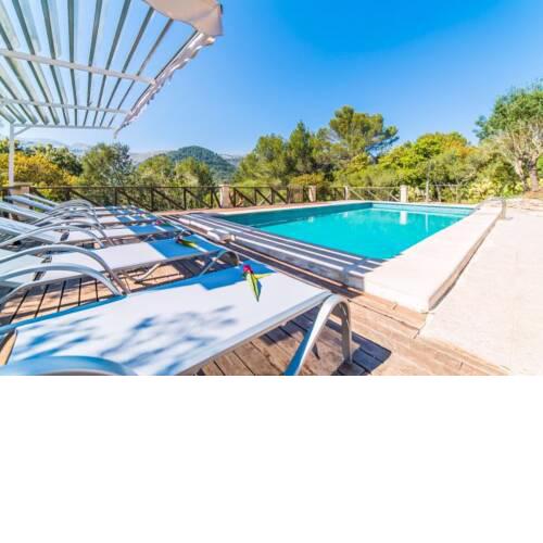 Ullaro Holiday Home Sleeps 8 with Pool Air Con and WiFi