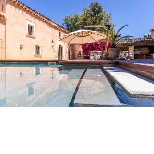 Ullaro Villa Sleeps 10 with Pool Air Con and WiFi