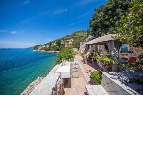 Unique Villa few inches from the sea