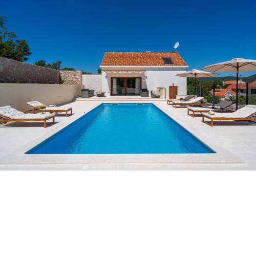 Unique Villa Pietra with heated private pool