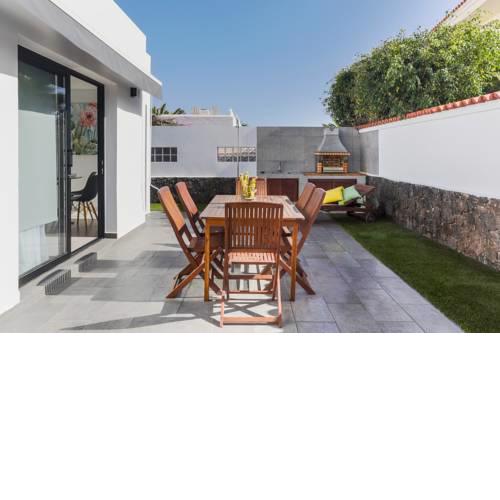 Urban Chill House with Terrace, BBQ & Wifi in the centre by Holidays Home