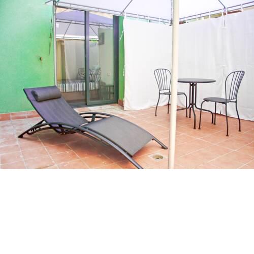 Urban Graffiti-City center loft with private patio