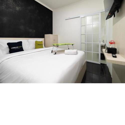 Urbanview Hotel Bizhome Artha Gading Boulevard