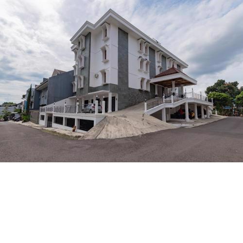 Urbanview Hotel My Honai Setrasari