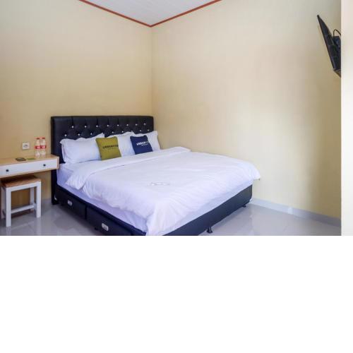 Urbanview Hotel Telu Wolu Monjali