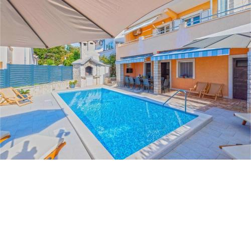 Vacation house with heated swimming pool 70 meters from the beach-Bobanac