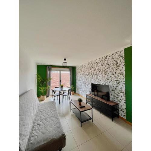 Verde, amplio apartamento con terraza y piscina.