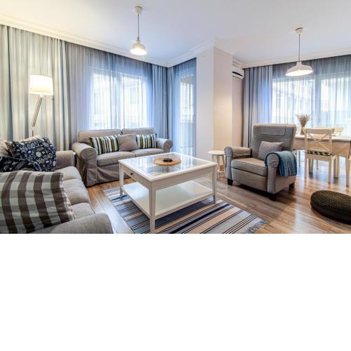 Vibrant and Central Flat with Balcony in Maltepe