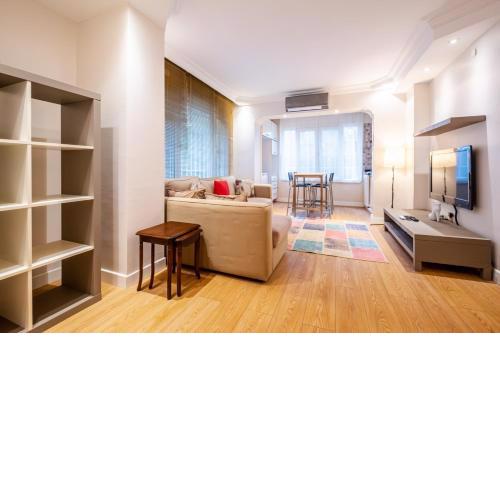 Vibrant Flat Close to Zorlu Center with Backyard