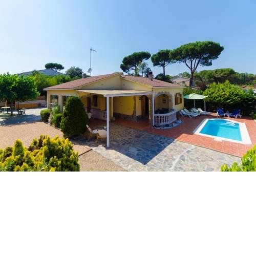 Vidreres Villa Sleeps 8 Pool WiFi