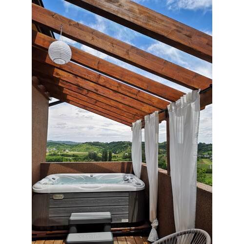 Viksa with Jacuzzi