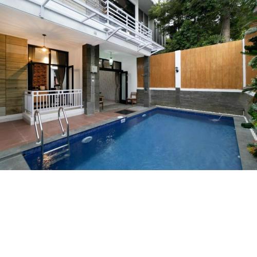 Vila Keluarga Syariah Mawar 82, Dago Resort 4BR dengan Privat Pool BBQ dan Rooftop