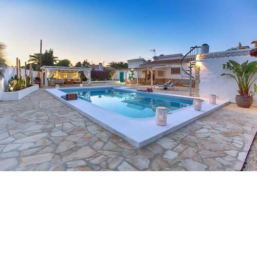 Vila-real Villa Sleeps 4 with Pool Air Con and Free WiFi