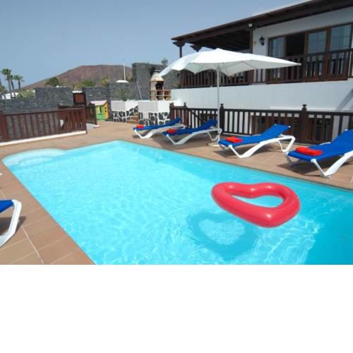 Villa 22 Sea Views, Pool,Games,Hot Tub, Office with Computer+ WIFI