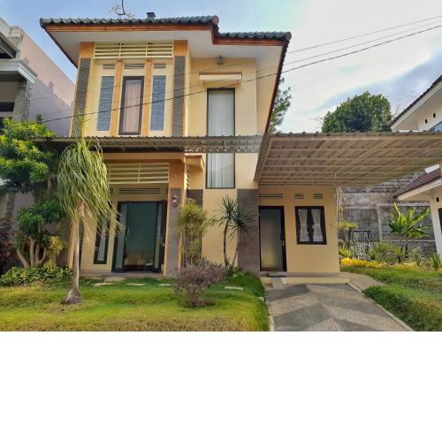 Villa 3 Bedroom Edelweis No. 7 near Museum Angkut