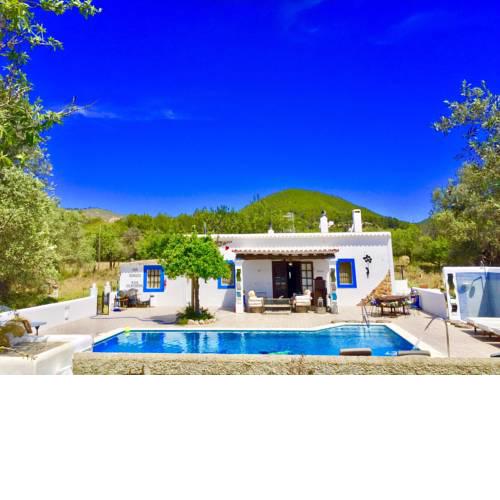 Villa 5 double bedrooms. 3 bathrooms.2 Kitchens and big Swimming pool Wifi