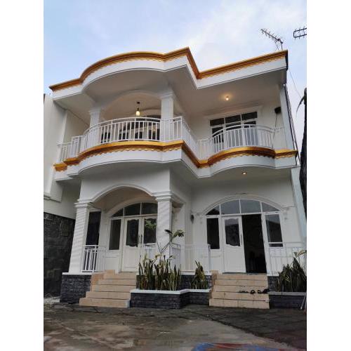 Villa 5 kamar dekat kota bunga puncak