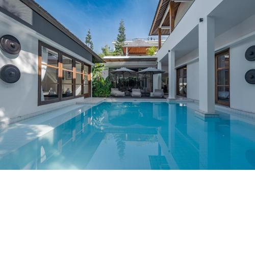 Villa Agathe - Sumptuous 4BR Luxury Villa 550m away from Nelayan Beach