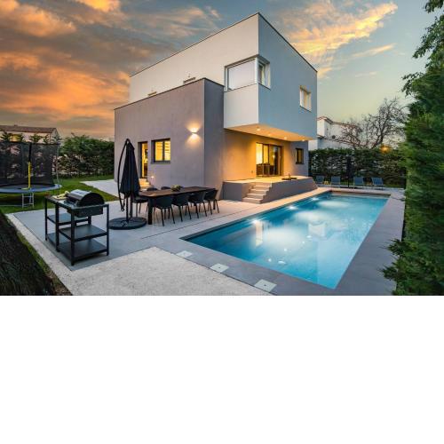 Villa Aida - 4 bedroom luxury villa with large private pool 4K projector and Jacuzzi