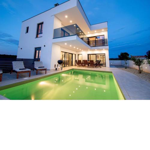 Villa Ajlin mit privatem beheiztem Pool