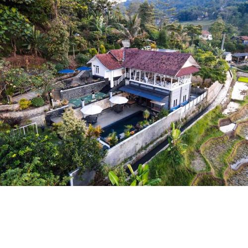 Villa Alaska Ciaro Nagreg, Pool, BBQ & Camping