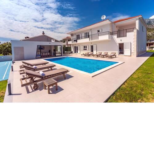 VILLA ALMIC with heated pool, 5 bedrooms, Gaming room, a multi-use playground court