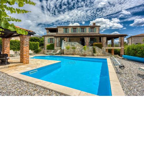 Villa Amyra With Pool - Happy Rentals