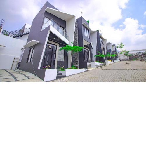 Villa Arrayan B2 with Karaoke and Balcony