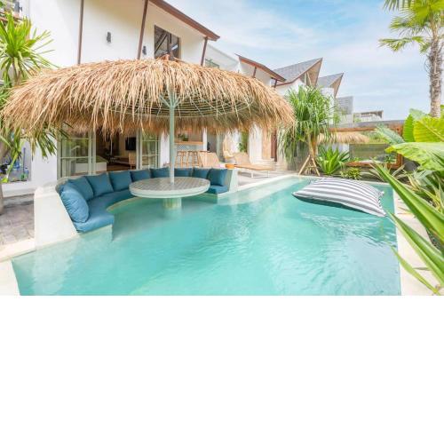 Villa Asri Canggu 3br, Poolside sofa & bar area