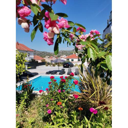 Villa Barbara & Zoran with heated swimming pool