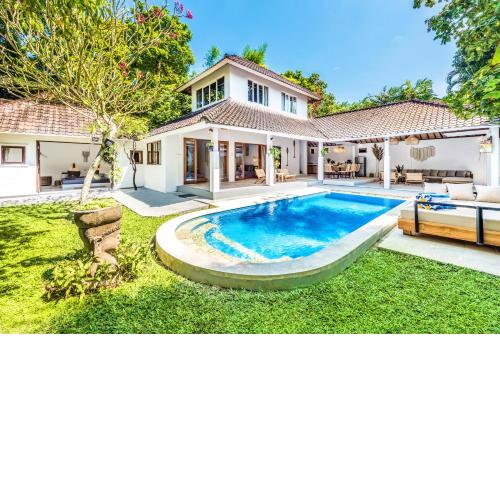 Villa Barcelona - Private 5 BDR Villa in Seminyak, Best Location, large Pool & Garden