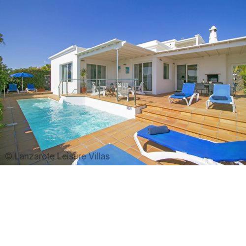 Villa Benedicte sea view, heated pool, bedroom A/C, WiFi, SKY, short walk to Puerto del Carmen