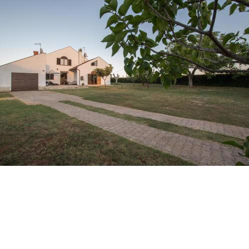 Villa Bosa-house with a big garden, 5min from sea