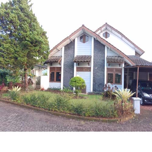 Villa Bougenville 2, Jalan Raya Kota Bunga