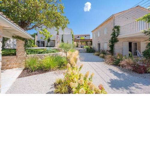 Villa Charlotte for 14 persons with 73m2 Pool near Porec
