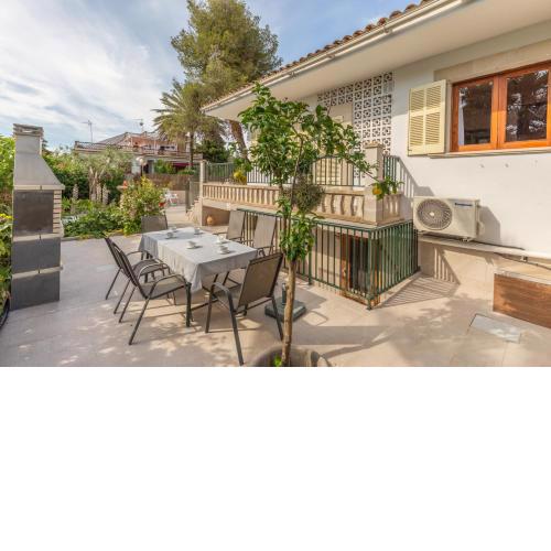 Villa con jardin cerca de la playa