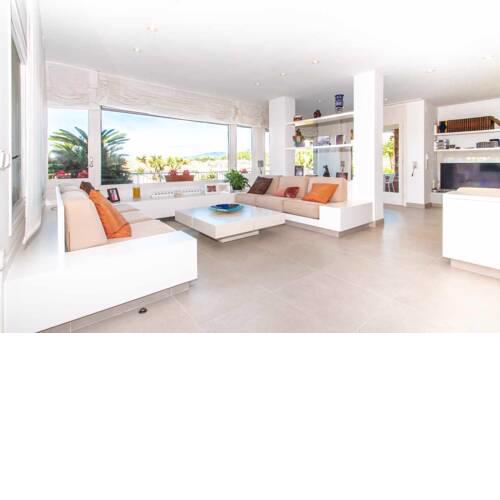 Villa con jardin y piscina privada en la costa de Barcelona