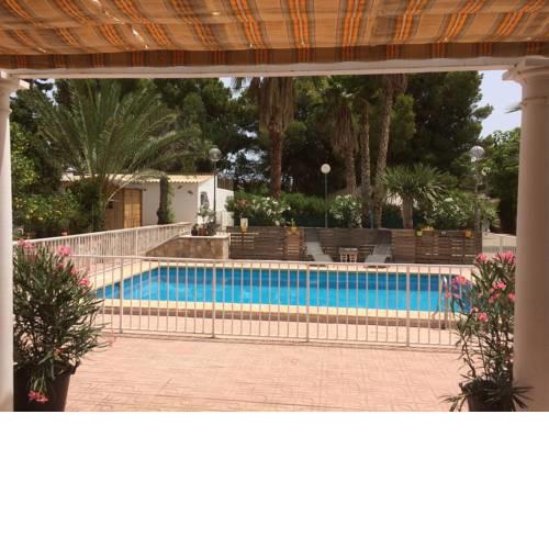 Villa con jardín y piscina privada