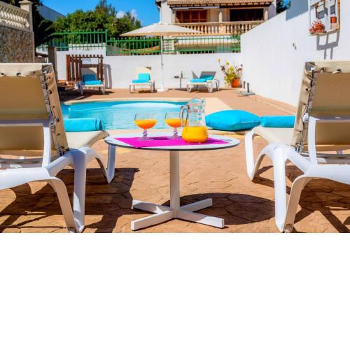 Villa con piscina en son serra