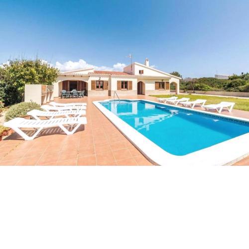 Villa con piscina muy cerca del mar