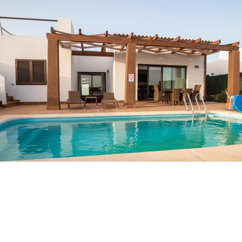 Villa con piscina privada climatizada y barbacoa