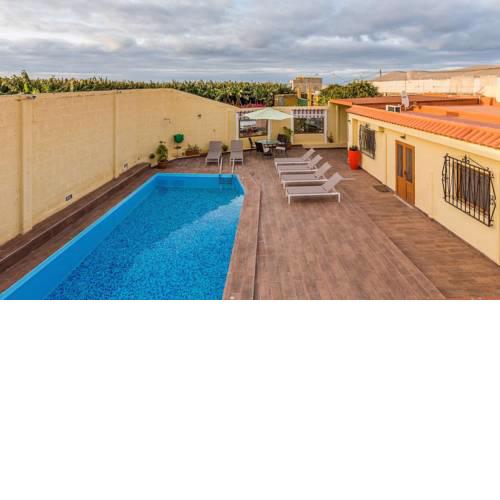 Villa con piscina privada jardín by Lightbooking