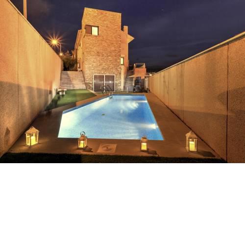Villa con Piscina privada y jardín a 5 minutos del centro , Vistas desde nuestras terrazas 360º a Sierra Nevada y la ciudad