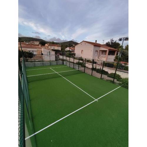 Villa con PISTA DE PADEL privada, piscina y Barbacoa, con más de 1800m2 de terreno, Villa Can Ramón