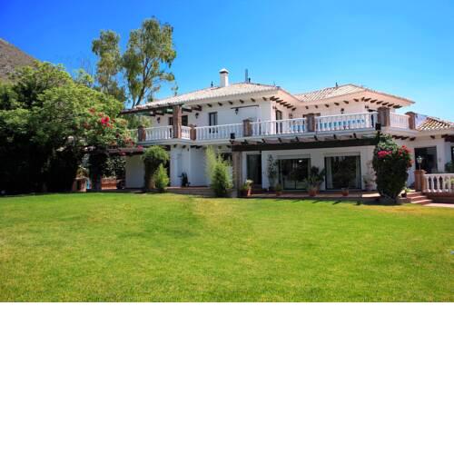 Villa con vistas, jardín, bbq y piscina en el Higuerón.